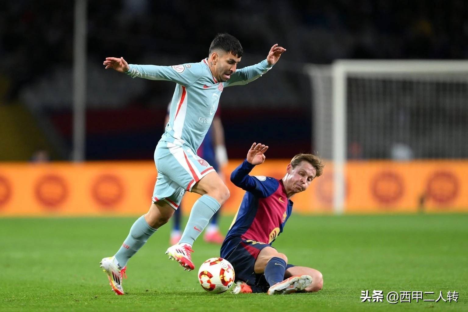 阿贾克斯重伤倒地，巴萨全队围拢祈祷，场面感人的简单介绍